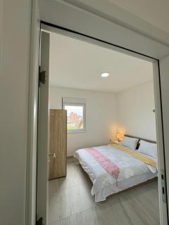 Luxury apartment just 5 minutes from Belgrade Airport featuring a large TV two bedrooms and a swimming pool - 2