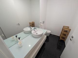 Modern Luxury Flat with Two Ensuite Bedrooms Pool - 4