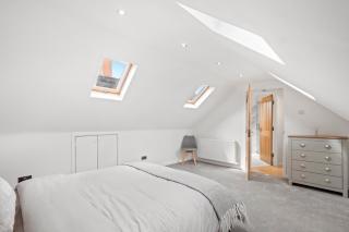2 Bedroom Stylish Apartment in London - 8