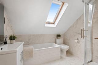 2 Bedroom Stylish Apartment in London - 7