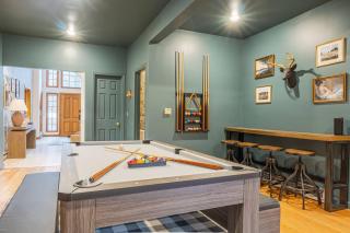 8BR Luxury Retreat with Hot Tub, Games, & Fire Pit - 8