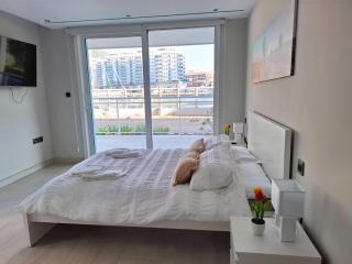 Luxury Resort Stay in Marina Club, Ocean Village, Gibraltar with Seafront Rock Views & Pools - 7