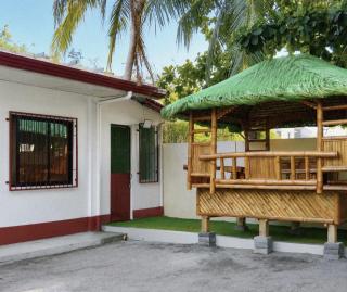 Private Unit, Own Kitchen, 2-mins walk to Beach, 10-mins drive to Waterfalls - 0