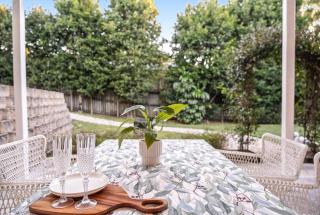 Caloundra Tropical Downstairs Stay - Pool & Garden - 8