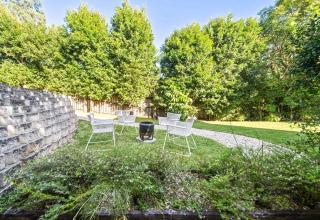 Caloundra Tropical Downstairs Stay - Pool & Garden - 7