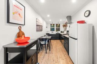 Caloundra Tropical Downstairs Stay - Pool & Garden - 2