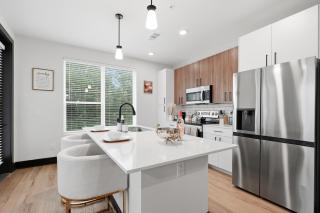 Luxury 2BR Near ATL Airport With Pool & Food Hall - 7