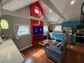 Wally’s Matchbox |New|Hot Tub|Fire Pit|Close 2 All - 3