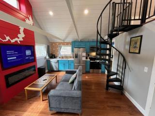 Wally’s Matchbox |New|Hot Tub|Fire Pit|Close 2 All - 2