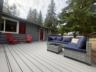Beautiful Bungalow and Bunk House, Close to Lake - 7