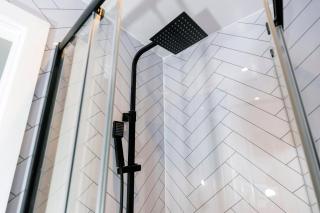 Stylish 6BR 6 En-Suite Baths Darlington - 4