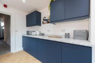 Stylish 6BR 6 En-Suite Baths Darlington - 2