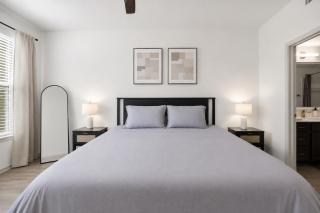 Solis Stay 1-King Bed Sofa Bed in Frisco with pool and gym access - 5
