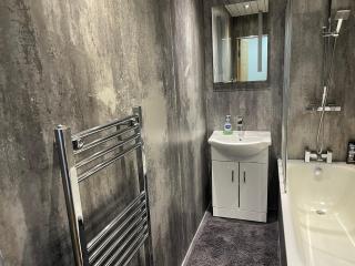 3 Bedroom Apartment - Glasgow Warriston St - Sleeps 5 - Contractors, Business & Relocations - Free Parking - 1