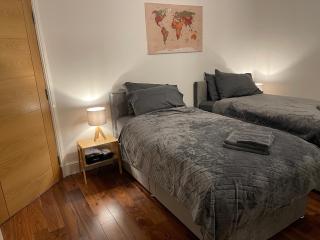 3 Bedroom Apartment - Glasgow Warriston St - Sleeps 5 - Contractors, Business & Relocations - Free Parking - 5