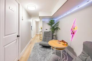 Cozy Downtown Room - Free Parking - Workspace - 2