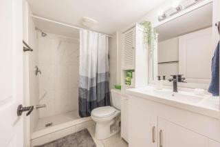 Cozy Downtown Room - Free Parking - Workspace - 5