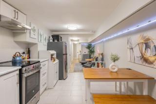 Cozy Downtown Room - Free Parking - Workspace - 1