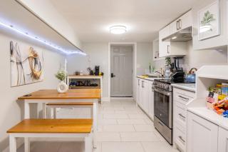 Cozy Downtown Room - Free Parking - Workspace - 1