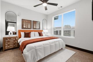 Luxury 2BR Near ATL Airport With Pool & Food Hall - 8