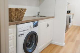 Mt View Newly Built Home w Queen Bed 5km CBD - 1