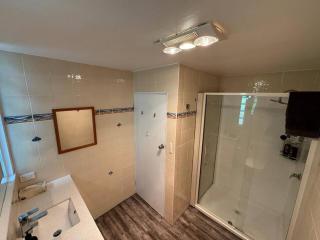 Sunset View House - Rustic Outdoor Bathhouse, Walk to Town - Warburton - 2