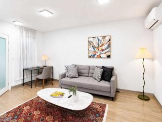 Brunswick 1BR Home City & Comfort - 8