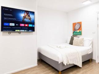 Brunswick 1BR Home City & Comfort - 5