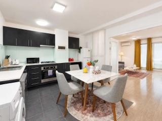 Brunswick 1BR Home City & Comfort - 4