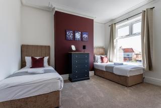 4 BR 2 Bathroom Modern HomeLONG STAYS - 7