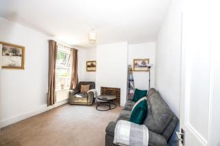 Spacious 3BR House Near Sixfields Duston - 2