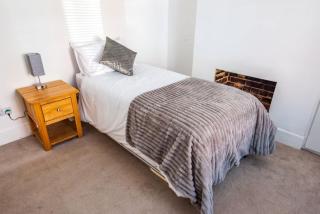 Spacious 3BR House Near Sixfields Duston - 7