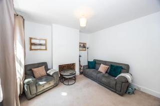 Spacious 3BR House Near Sixfields Duston - 6