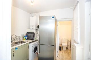 Spacious 3BR House Near Sixfields Duston - 4