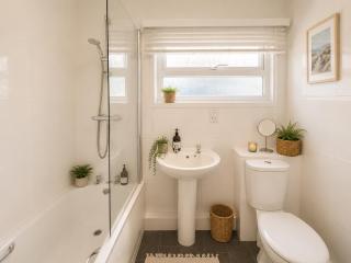 Relaxing Seafront Chalet with Patio near Westward Ho! Beach - 2