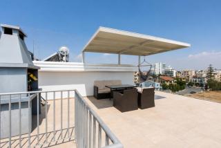 Jay's Penthouse 2-BR Apt & Rooftop Terrace in Larnaca - 6