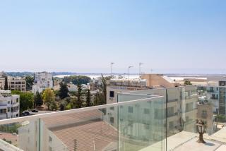 Jay's Penthouse 2-BR Apt & Rooftop Terrace in Larnaca - 8