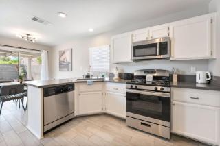 Modern 3BR Home Pets, 7 Min to Airport, Parking - 2