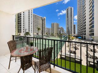 Waikiki Banyan condo with heated pool & free parking - 6