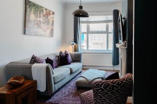 Charming Terrace Steps from City Walls and River - 9