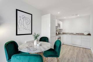 Sleek 2BR Birmingham Pad with Balcony Views - 7
