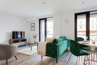 Sleek 2BR Birmingham Pad with Balcony Views - 5