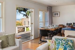 On the Dunes - Beachfront Kiwi bach - 4