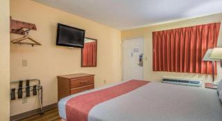 Rodeway Inn & Suites - 6