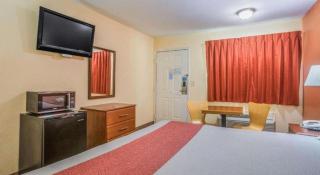 Rodeway Inn & Suites - 1