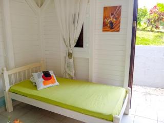 Charmant Bungalow avec Vue sur le Jardin à Les Abymes - 5