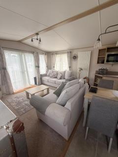 6 Berth Caravan With Front Decking At Carlton Meres In Suffolk Ref 60010K - 7