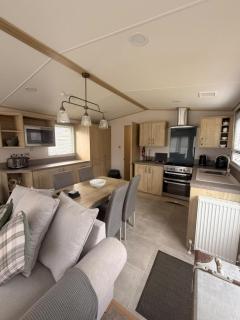 6 Berth Caravan With Front Decking At Carlton Meres In Suffolk Ref 60010K - 5