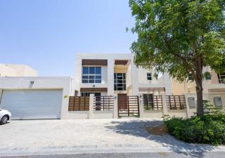 Prestigious Four Bedroom Villa & Maids room with Private Backyard in Gated Community - 0