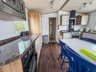 Beautiful Caravan With Decking At Carlton Meres Holiday Park, Suffolk Ref 60022M - 2